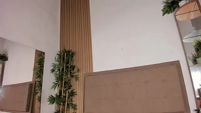 Natasha  Sccott online show from March 5, 2025, 2:25 am