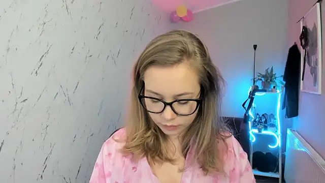 holly xglam online show from February 11, 2026, 7:58 pm