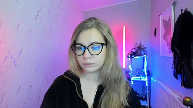 holly xglam online show from November 12, 2025, 6:56 pm