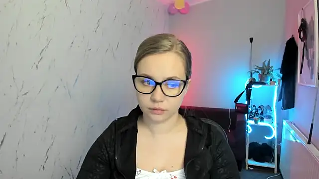 holly xglam online show from February 19, 2026, 7:44 pm