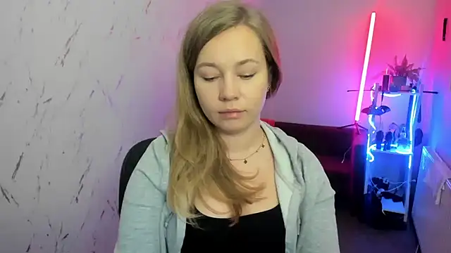 holly xglam online show from December 4, 2025, 8:08 pm