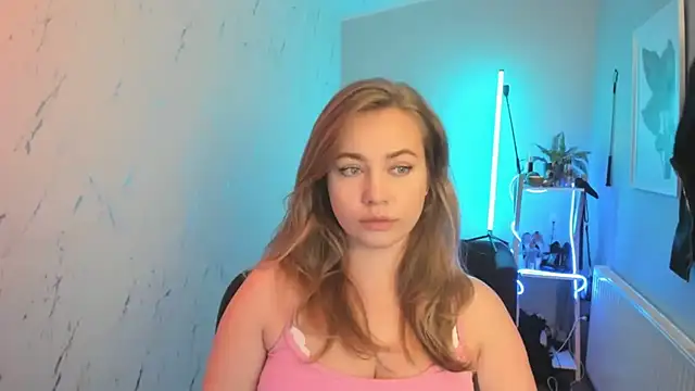 holly xglam online show from October 14, 2025, 6:08 pm