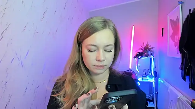 holly xglam online show from November 13, 2025, 6:34 pm