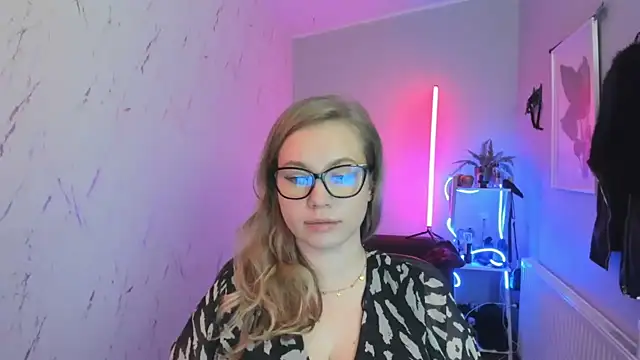 holly xglam online show from October 29, 2025, 7:02 pm