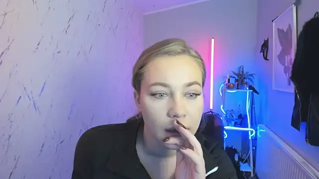 holly xglam online show from October 16, 2025, 6:16 pm