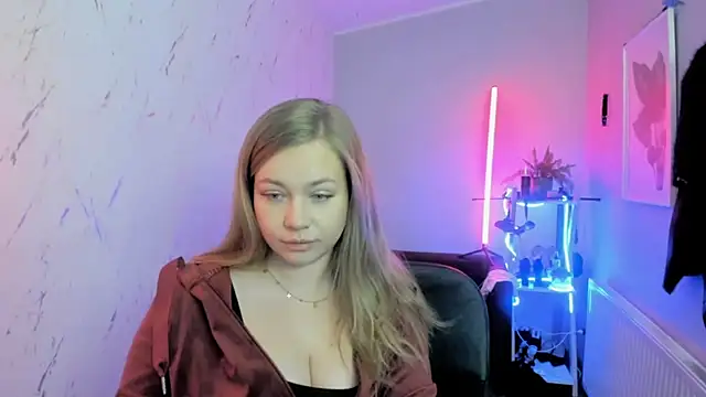 holly xglam online show from November 22, 2025, 7:46 pm