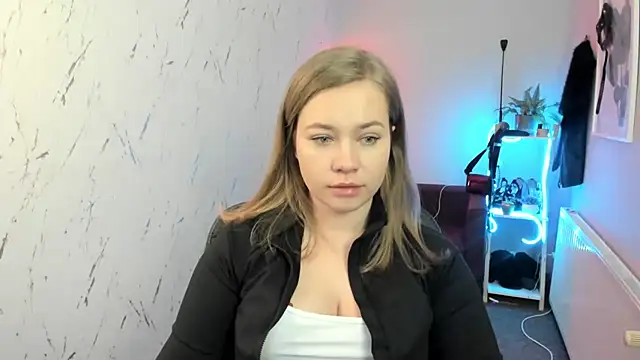 holly xglam online show from February 14, 2026, 8:20 pm