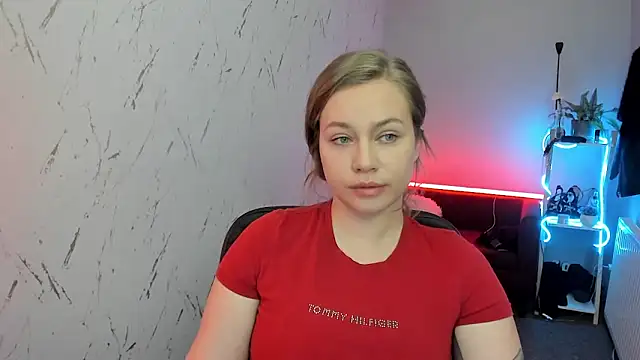 holly xglam online show from April 21, 2026, 8:15 pm