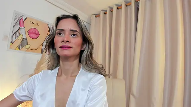 Snapshot of SkiinnyAna chatting on April 25, 2026, 7:33 pm SkiinnyAna online show from April 25, 2026, 7:33 pm