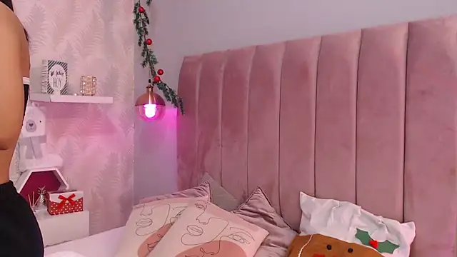 LeenaBrown online show from December 16, 2025, 11:36 am