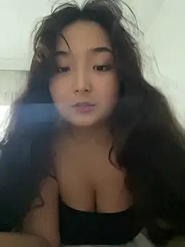 cutie mio online show from February 5, 2025, 1:44 pm