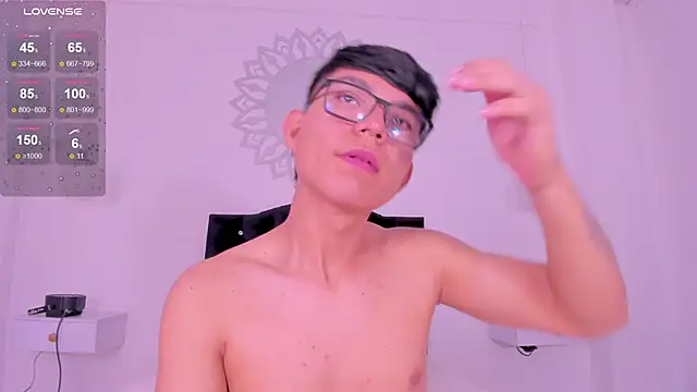 Snapshot of CodyTwink chatting on November 10, 2025, 2:33 pm CodyTwink online show from November 10, 2025, 2:33 pm