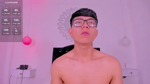 Snapshot of CodyTwink chatting on October 21, 2025, 1:32 pm CodyTwink online show from October 21, 2025, 1:32 pm