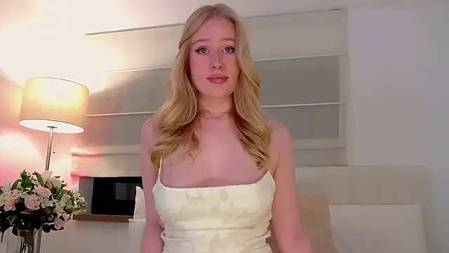 JuliaJaee online show from October 6, 2025, 5:35 pm