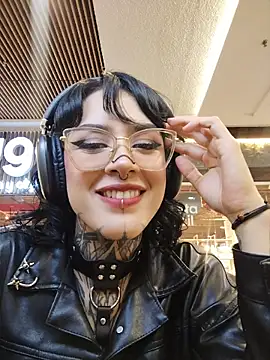 taaylor33 online show from May 15, 2026, 11:03 pm