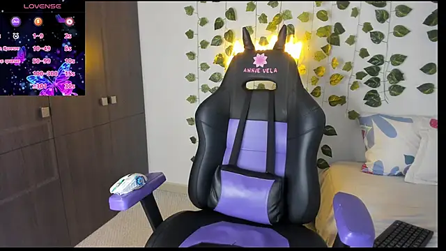 Snapshot of Annie_Velas_ chatting on October 15, 2025, 11:35 pm Annie Velas online show from October 15, 2025, 11:35 pm