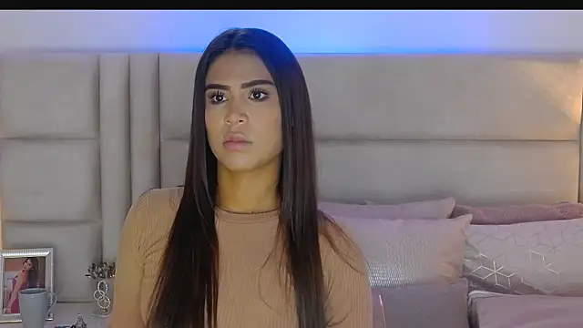 HaileyBaldwin online show from February 2, 2025, 8:19 pm