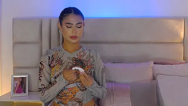 HaileyBaldwin online show from February 4, 2025, 10:02 pm