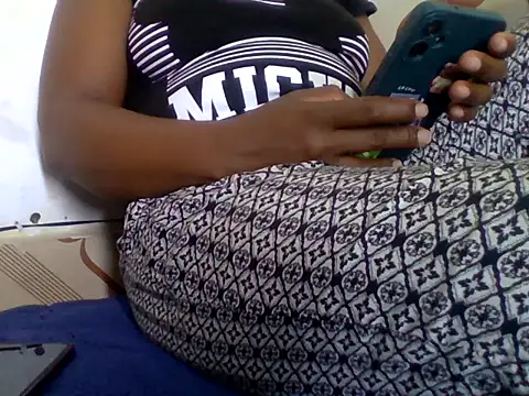 Hot-zeenah online show from November 4, 2025, 6:22 pm