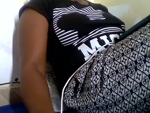 Hot-zeenah online show from October 13, 2025, 7:32 am