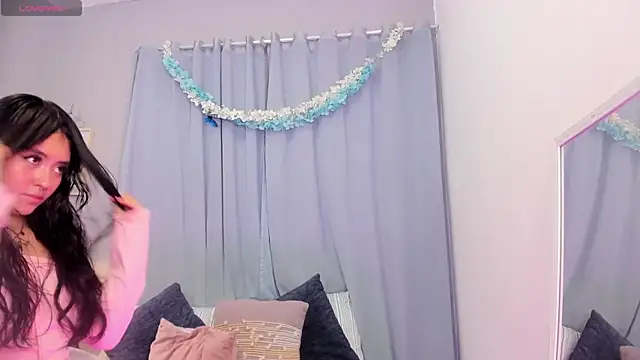 Chloe fischer  online show from April 15, 2026, 5:17 pm