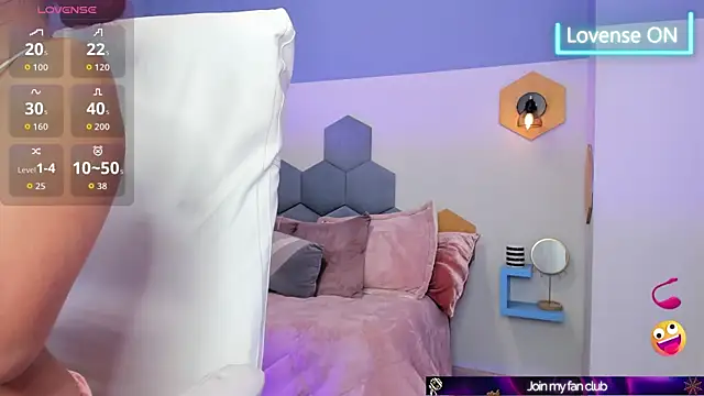 Chloe fischer  online show from October 21, 2025, 3:22 pm