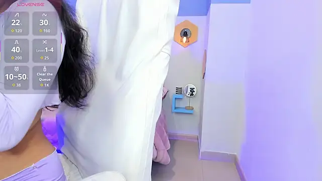 Chloe fischer  online show from October 10, 2025, 4:30 pm