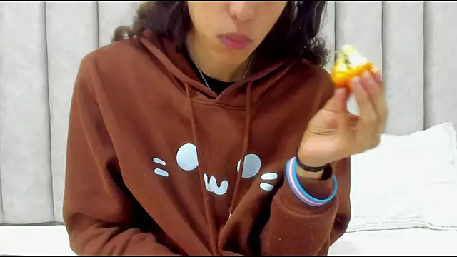 Snapshot of FreyaMoller chatting on December 2, 2025, 1:35 pm FreyaMoller online show from December 2, 2025, 1:35 pm