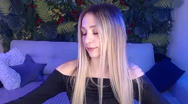 Horny Blond online show from December 24, 2024, 9:06 am