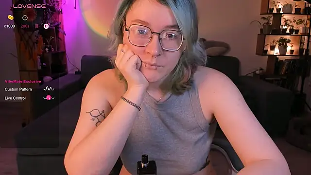 alisahug online show from October 12, 2025, 3:46 pm