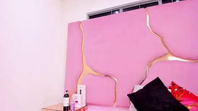 VaneLin18 online show from December 3, 2025, 9:36 pm