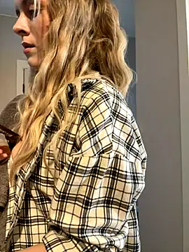 RozzitaBedberry online show from November 8, 2025, 11:25 am