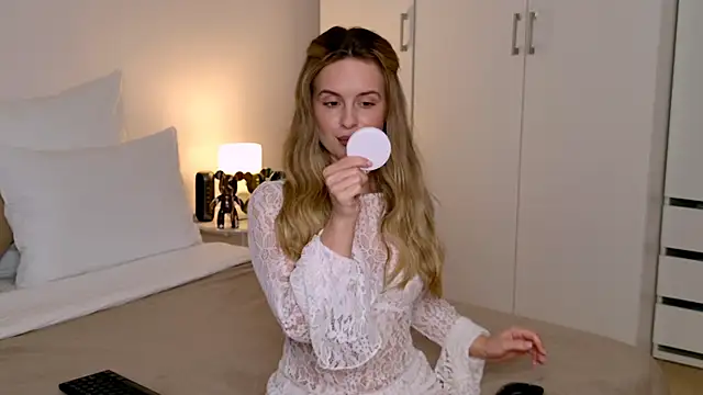 RozzitaBedberry online show from December 21, 2025, 12:18 pm