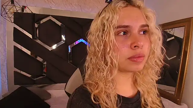 Snapshot of Haelycute chatting on November 2, 2025, 9:09 pm Haelycute online show from November 2, 2025, 9:09 pm