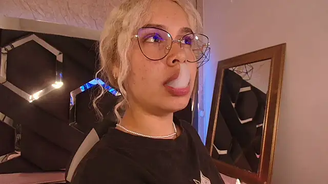 Snapshot of Haelycute chatting on October 6, 2025, 12:56 am Haelycute online show from October 6, 2025, 12:56 am