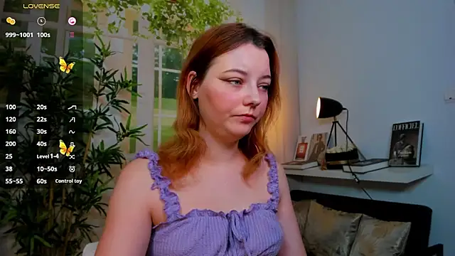 pretty little thing online show from November 25, 2025, 4:40 pm