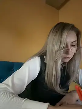 Crazy-Rosa online show from February 4, 2025, 3:04 pm