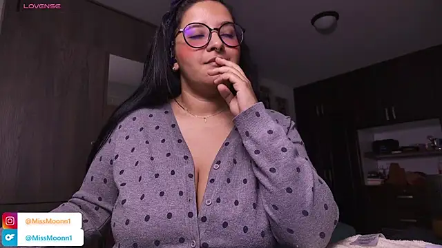 Steph moon  online show from October 29, 2025, 1:04 am