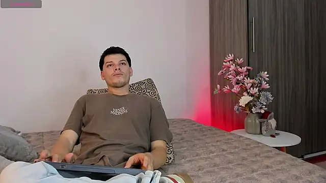 Snapshot of _Ottis_ chatting on February 12, 2026, 11:04 pm Ottis online show from February 12, 2026, 11:04 pm