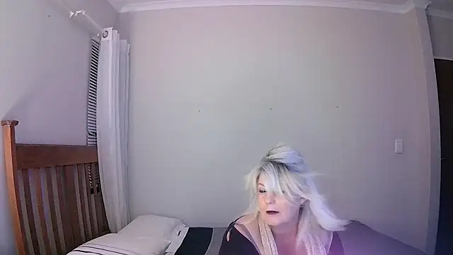 Miahotmilf online show from January 24, 2025, 6:35 pm