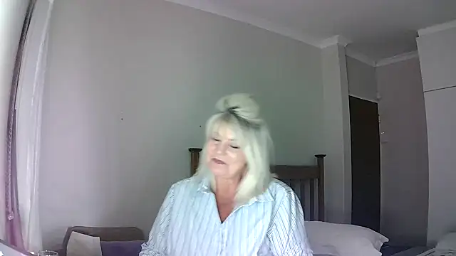 Miahotmilf online show from December 28, 2024, 6:29 pm