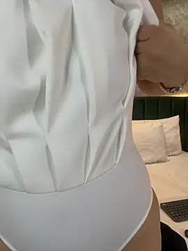 Snapshot of MonicaMoret chatting on July 2, 2026, 12:44 pm MonicaMoret online show from July 2, 2026, 12:44 pm