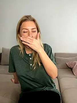 belle98 online show from November 25, 2025, 9:42 am