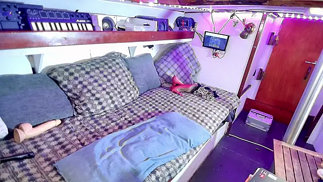 Honeykiss23 online show from November 16, 2025, 7:40 pm