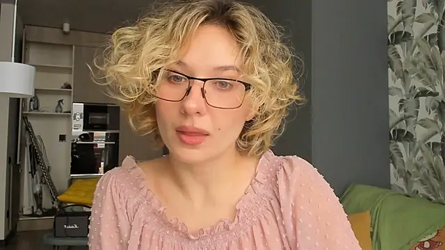 Lilith lutherlow online show from February 14, 2026, 1:11 pm