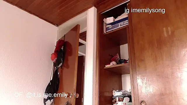 Snapshot of emily_pearl_ chatting on February 7, 2026, 8:17 pm emily pearl online show from February 7, 2026, 8:17 pm