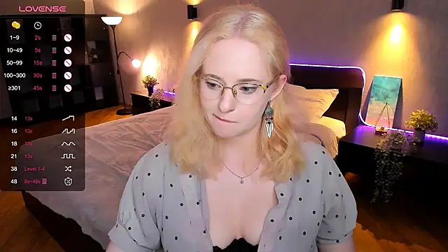 Aemilia  online show from January 29, 2025, 3:26 pm