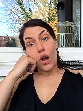 Linalicious online show from November 6, 2025, 2:21 pm