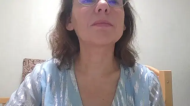 Snapshot of HollyJewel chatting on October 28, 2025, 6:18 pm HollyJewel online show from October 28, 2025, 6:18 pm