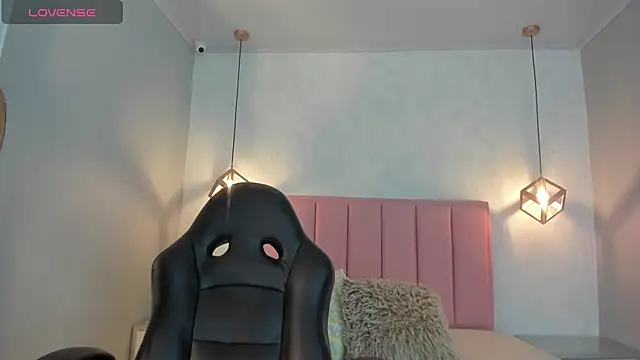 SUNNYCYRUS online show from November 13, 2025, 12:31 pm